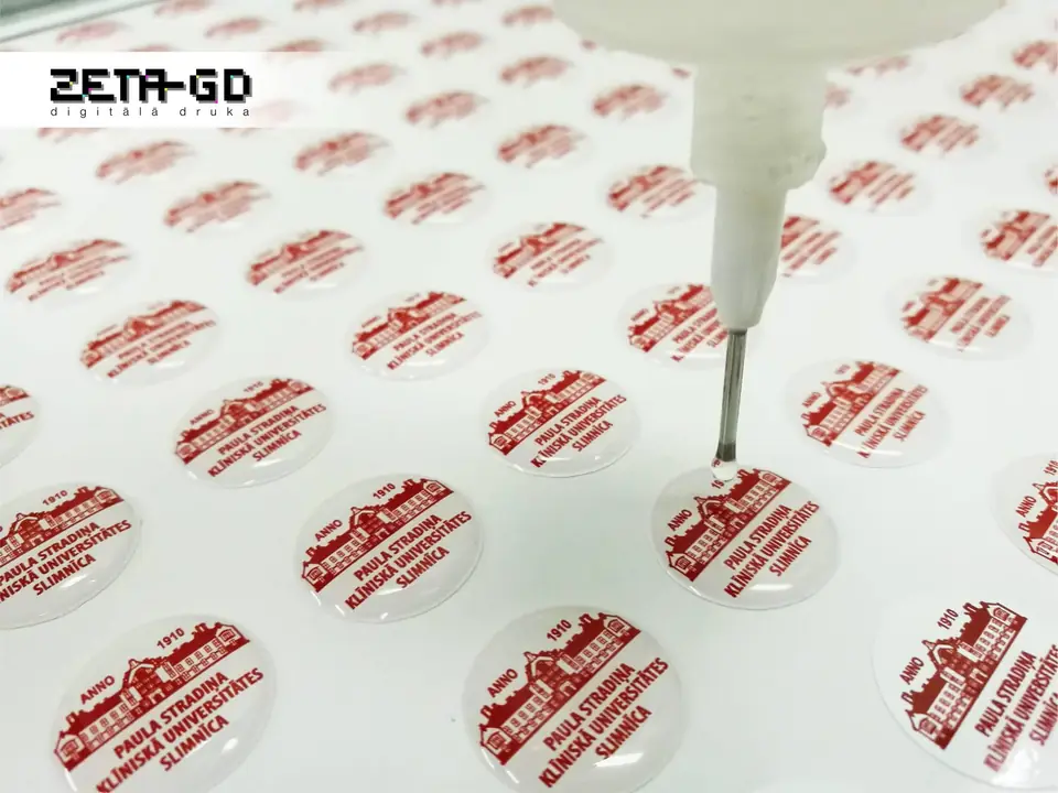 3D uzlīmju pārklāšana ar polimēra laku