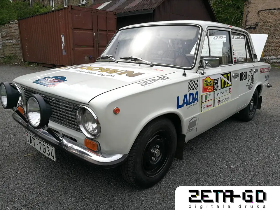 Pilnībā aplīmēta rallija automašīna LADA