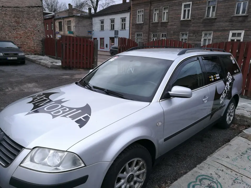 Aplīmēta vieglā automašīna ar Batmobile grafiku