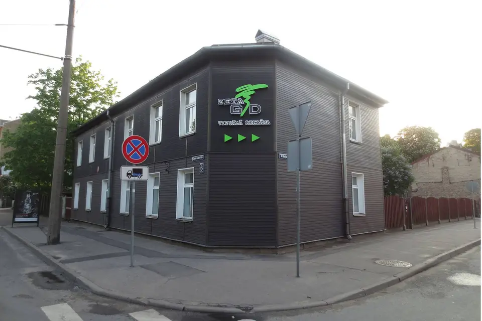 Izkārtne uz ēkas fasādes