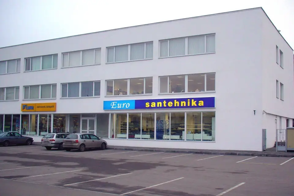 Veikalu izkārtnes uz ēkas