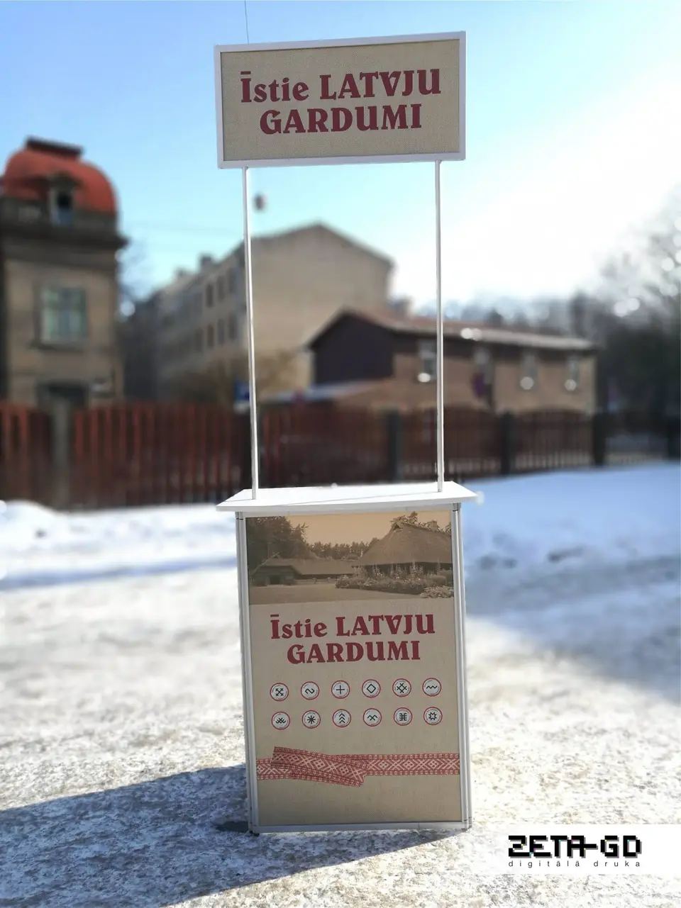 Reklāmas stends ar izkārtni